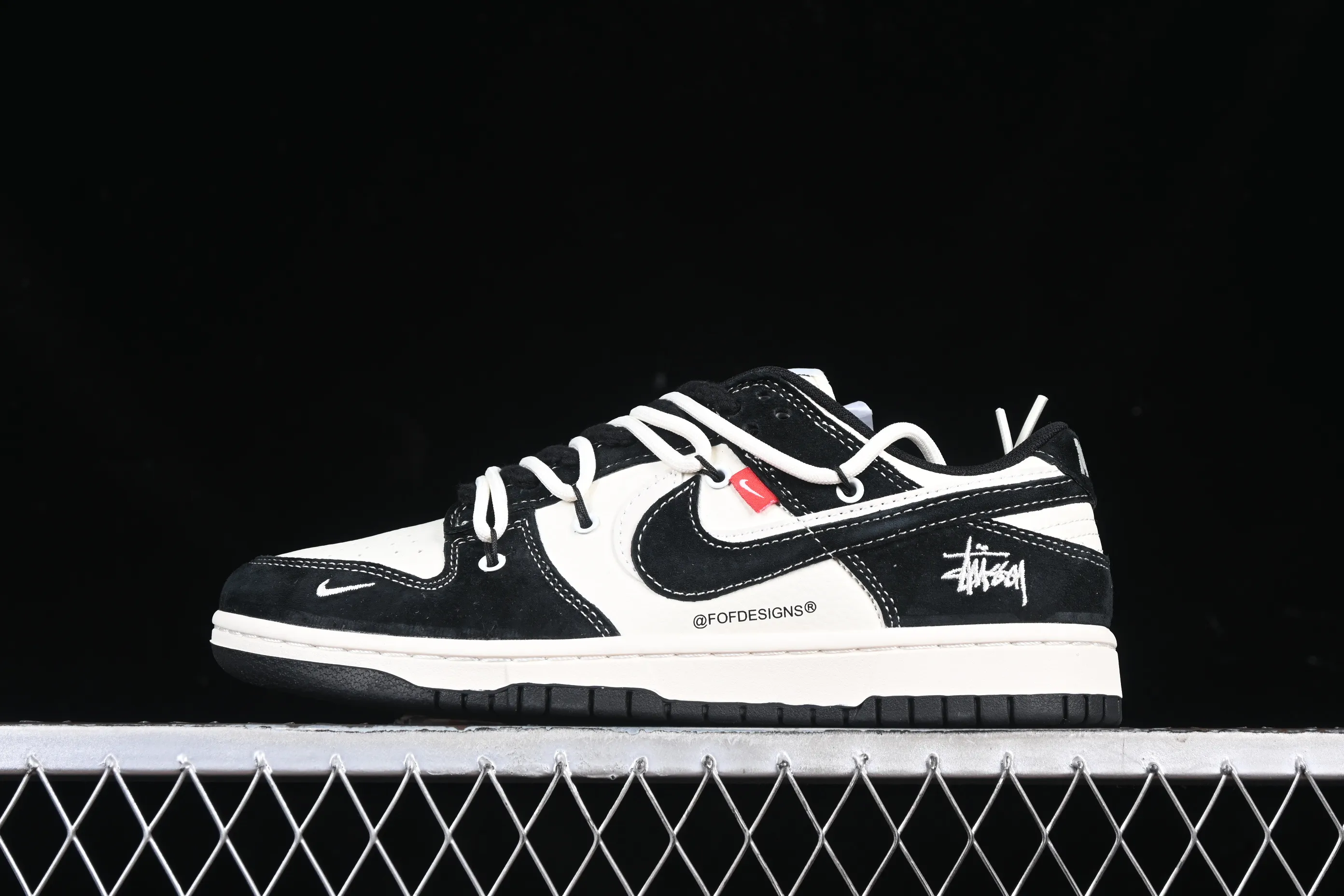 All categories Nk SB Dunk Series Nk SB Dunk Low High-end customized low-top sneakers Nk SB Dunk Low Stussy co-branded strap embroidered black hook Anniversary high-end customized low-top casual sneakers YX5066-241